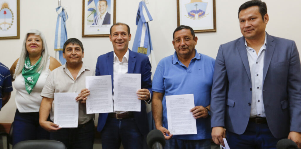 El gobierno y los gremios estatales firmaron el acuerdo de incremento ...